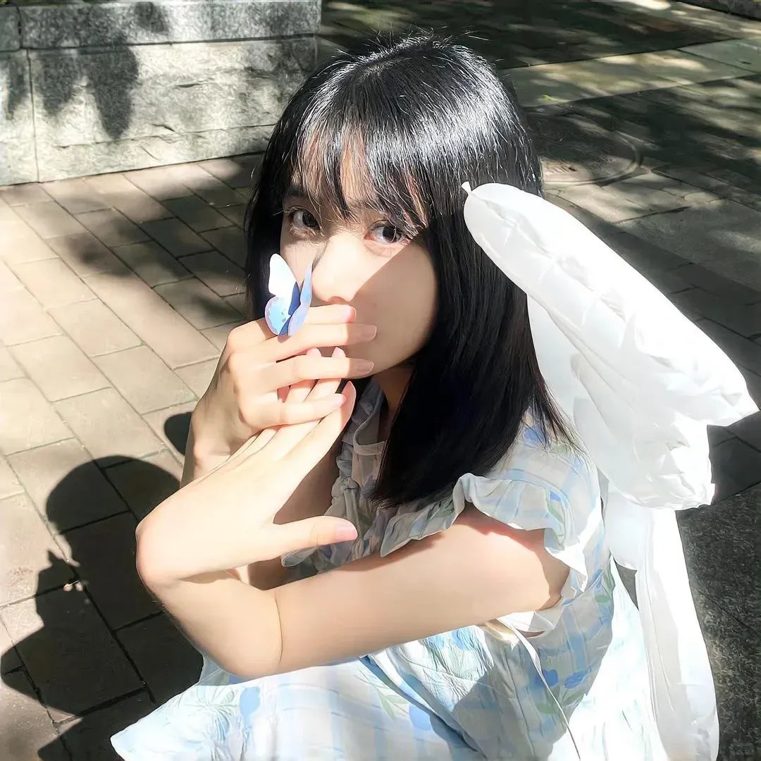 她背后的那双手